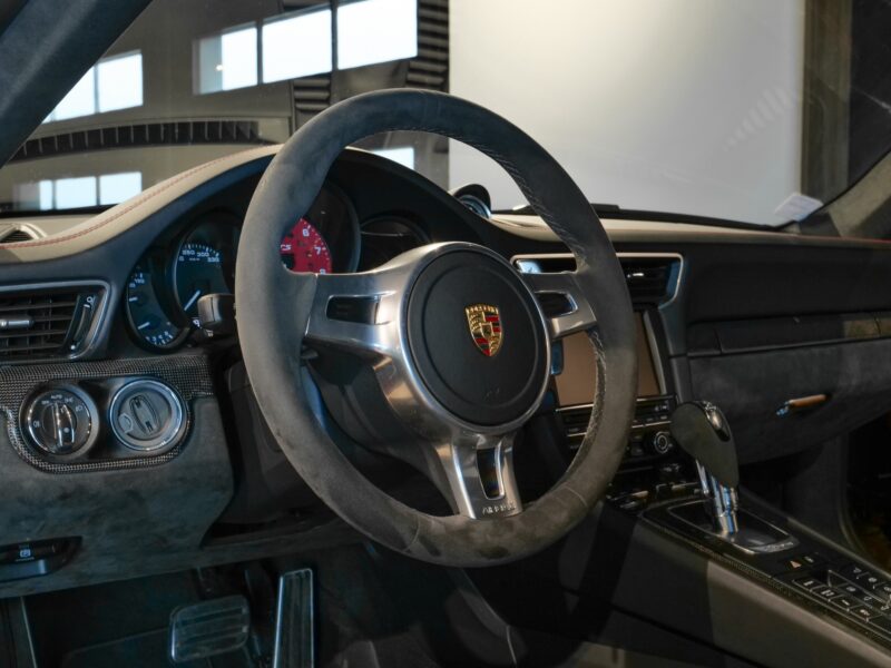 Volant en cuir et alcantara – PORSCHE – 911 991 GTS – 2015 – Rouge Carmin – 18 900 km – 430 ch – Flat 6 Atmo – Transmission : Sequentielle – Origine Suède – Privaty Cars – Expertise et vente de modèles Super Sport entre Bordeaux et Nantes