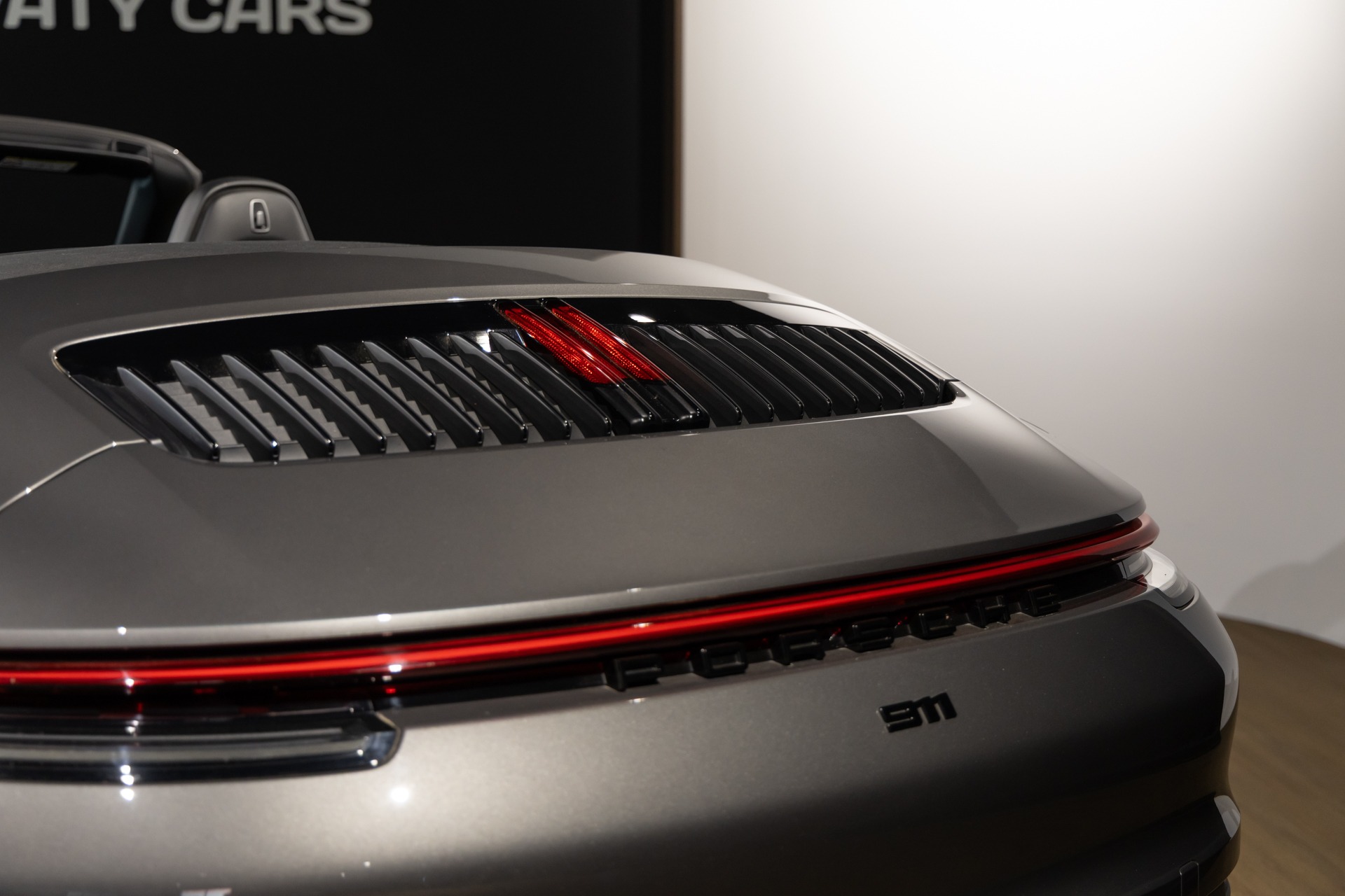 Aileron arrière avec grilles de ventilation – PORSCHE – 911 992.1 CARRERA S CAB – 2020 – Gris Quartz – 21 900 km – 450 ch – Flat 6 bi-turbo – Transmission : Automatique – Origine Belgique – Privaty Cars – Chasseur de voitures de sport sur mesure près de Poitiers
