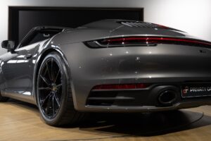 Jante alliage noir brillant – PORSCHE – 911 992.1 CARRERA S CAB – 2020 – Gris Quartz – 21 900 km – 450 ch – Flat 6 bi-turbo – Transmission : Automatique – Origine Belgique – Privaty Cars – Vente de véhicules d’investissement et de collection à La Rochelle