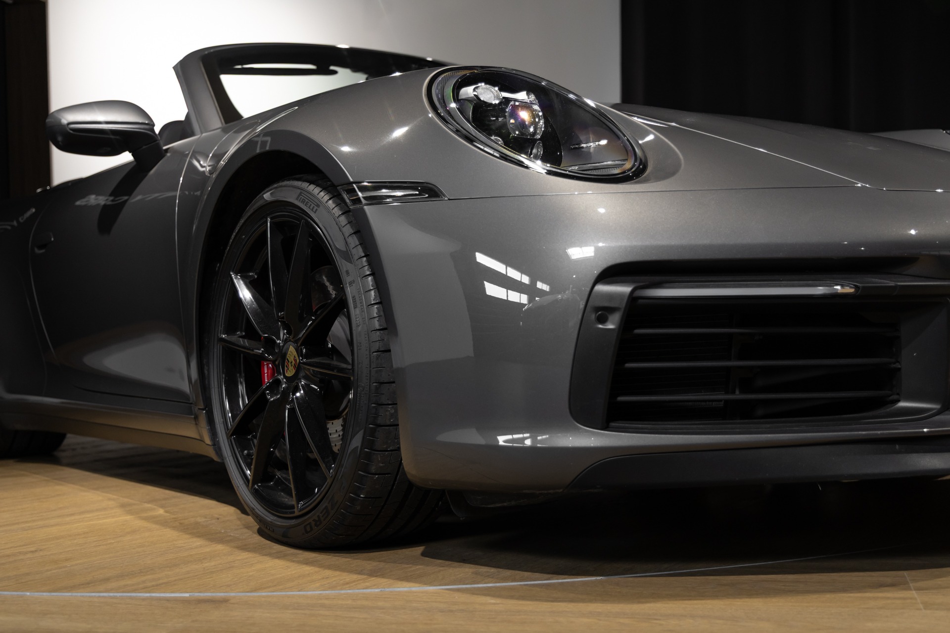Jante alliage noir brillant – PORSCHE – 911 992.1 CARRERA S CAB – 2020 – Gris Quartz – 21 900 km – 450 ch – Flat 6 bi-turbo – Transmission : Automatique – Origine Belgique – Privaty Cars – Expertise et vente de modèles Super Sport à 2 heures de Paris en TGV