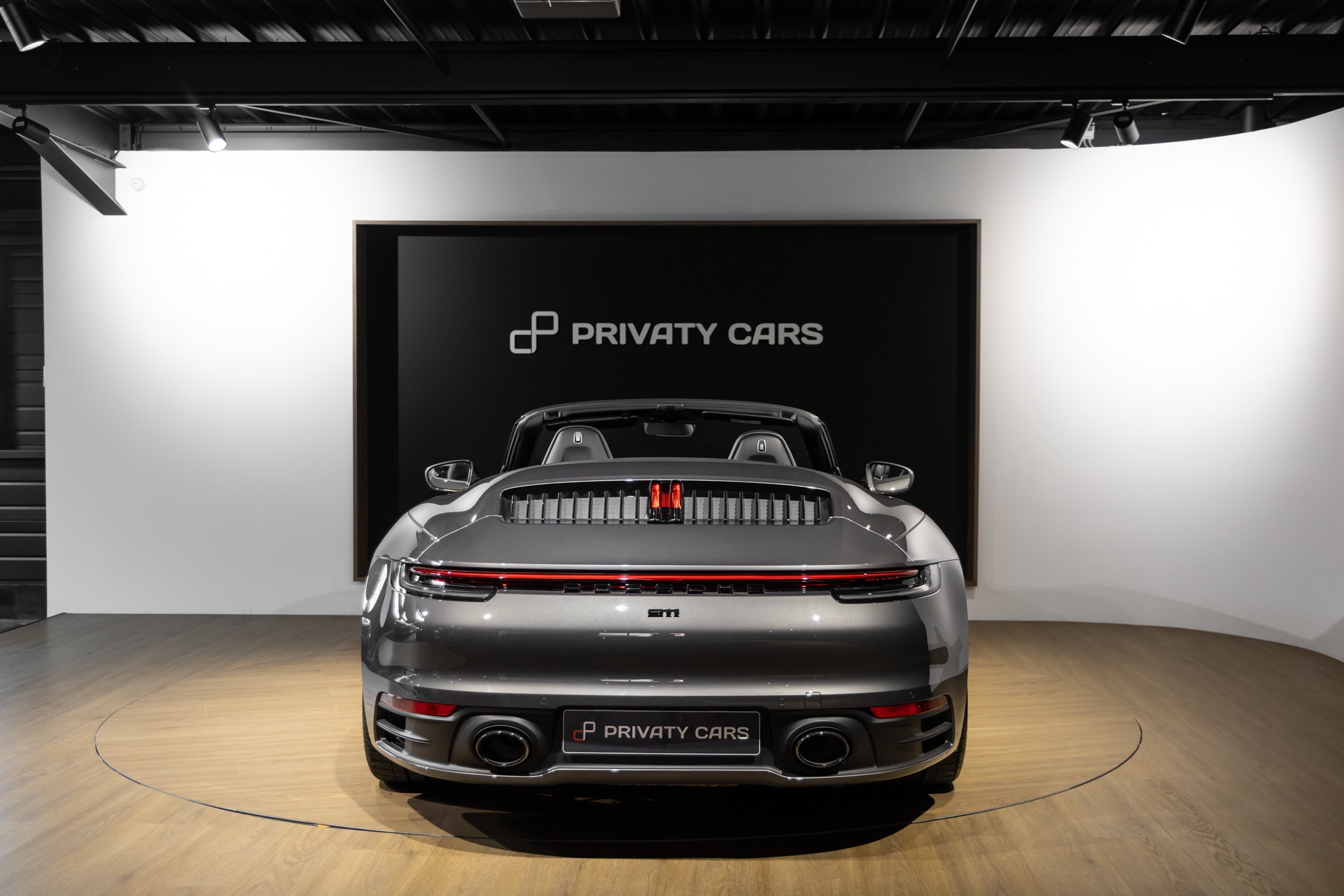 Vue arrière avec feux LED – PORSCHE – 911 992.1 CARRERA S CAB – 2020 – Gris Quartz – 21 900 km – 450 ch – Flat 6 bi-turbo – Transmission : Automatique – Origine Belgique – Privaty Cars – Conciergerie automobile pour véhicules de sport à La Rochelle