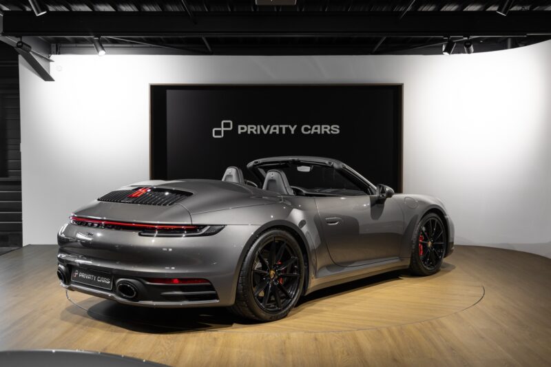 Vue arrière avec feux LED – PORSCHE – 911 992.1 CARRERA S CAB – 2020 – Gris Quartz – 21 900 km – 450 ch – Flat 6 bi-turbo – Transmission : Automatique – Origine Belgique – Privaty Cars – Spécialiste PORSCHE d’occasion près de Niort