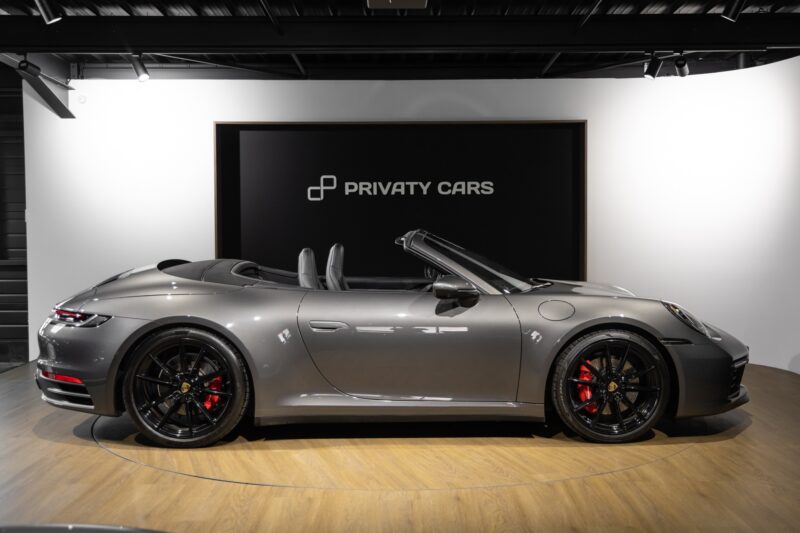 Jante alliage noir avec étriers rouges – PORSCHE – 911 992.1 CARRERA S CAB – 2020 – Gris Quartz – 21 900 km – 450 ch – Flat 6 bi-turbo – Transmission : Automatique – Origine Belgique – Privaty Cars – Spécialiste des voitures de sport d’occasion dans l’Ouest de la France