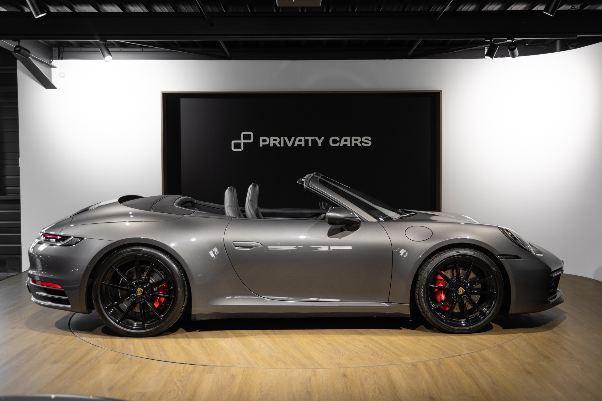 Jante alliage noir avec étriers rouges – PORSCHE – 911 992.1 CARRERA S CAB – 2020 – Gris Quartz – 21 900 km – 450 ch – Flat 6 bi-turbo – Transmission : Automatique – Origine Belgique – Privaty Cars – Spécialiste des voitures de sport d’occasion dans l’Ouest de la France