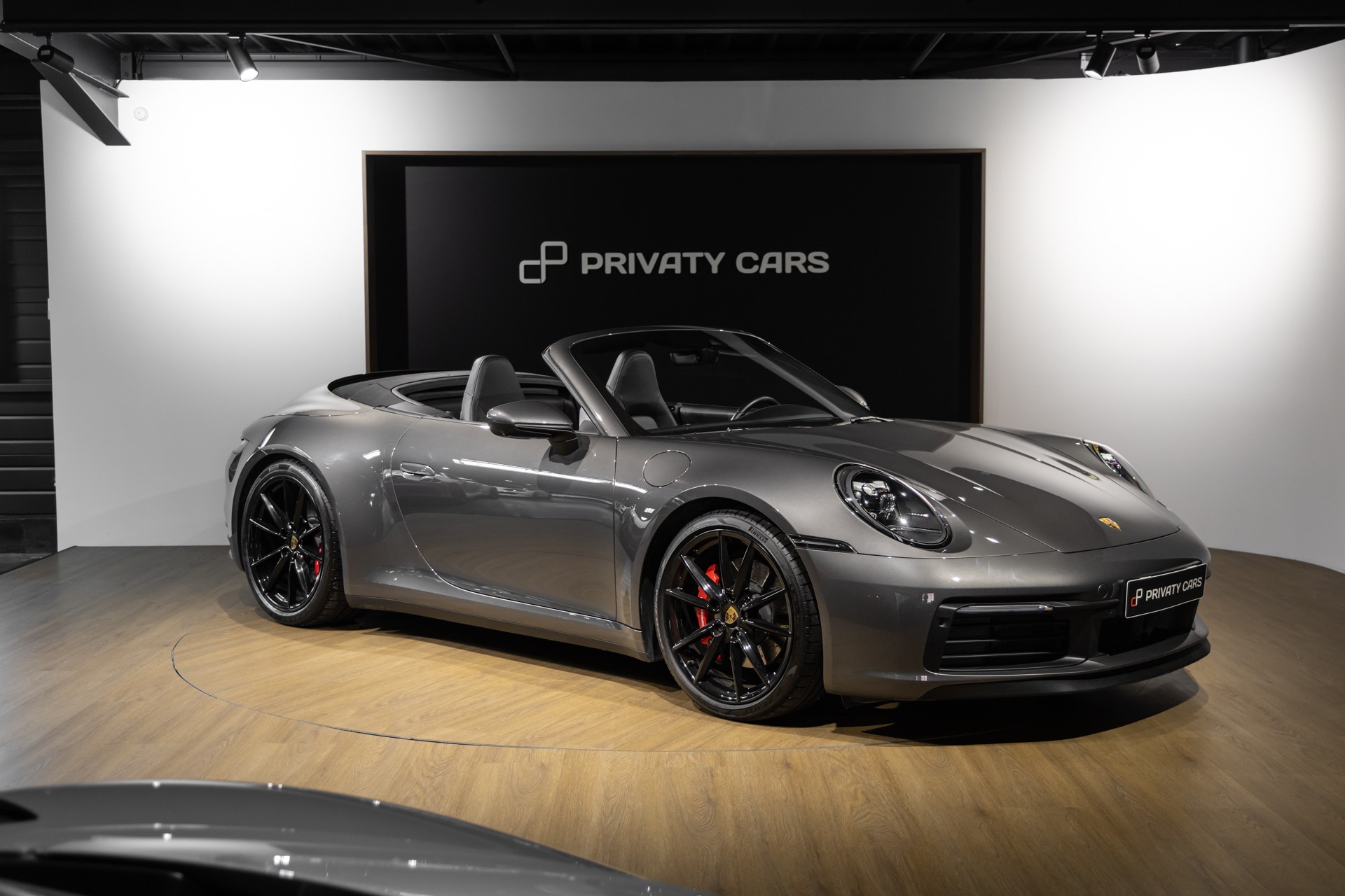 Vue latérale avec jantes noires – PORSCHE – 911 992.1 CARRERA S CAB – 2020 – Gris Quartz – 21 900 km – 450 ch – Flat 6 bi-turbo – Transmission : Automatique – Origine Belgique – Privaty Cars – Showroom de voitures de sport haut de gamme proche de Nantes