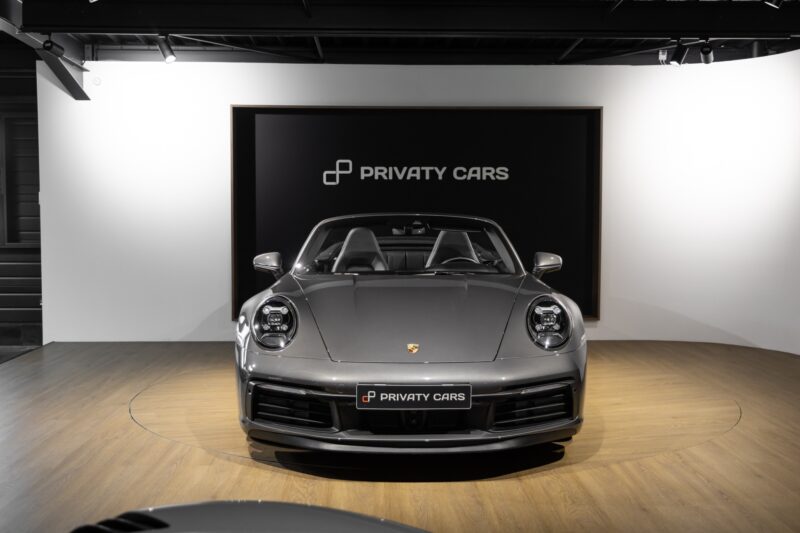 Vue avant avec phares ronds – PORSCHE – 911 992.1 CARRERA S CAB – 2020 – Gris Quartz – 21 900 km – 450 ch – Flat 6 bi-turbo – Transmission : Automatique – Origine Belgique – Privaty Cars – Intermédiaire de confiance vente voiture sport à La Rochelle