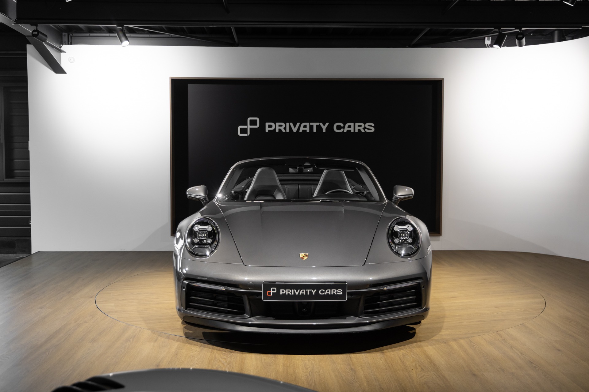 Vue avant avec phares ronds – PORSCHE – 911 992.1 CARRERA S CAB – 2020 – Gris Quartz – 21 900 km – 450 ch – Flat 6 bi-turbo – Transmission : Automatique – Origine Belgique – Privaty Cars – Intermédiaire de confiance vente voiture sport à La Rochelle