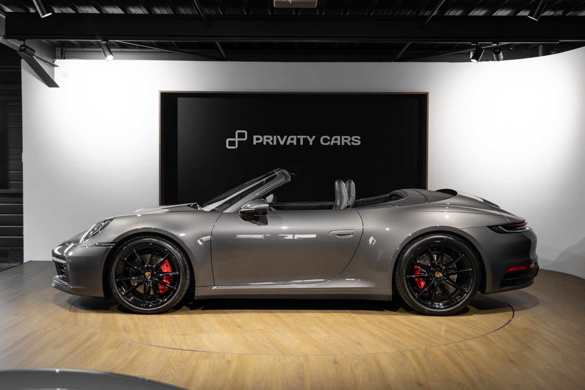 Vue latérale avec toit ouvert – PORSCHE – 911 992.1 CARRERA S CAB – 2020 – Gris Quartz – 21 900 km – 450 ch – Flat 6 bi-turbo – Transmission : Automatique – Origine Belgique – Privaty Cars – Courtage automobile pour véhicules exclusifs dans l’Ouest de la France