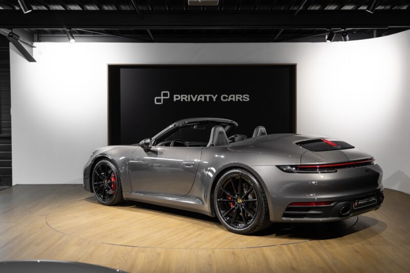 Vue arrière avec feux LED – PORSCHE – 911 992.1 CARRERA S CAB – 2020 – Gris Quartz – 21 900 km – 450 ch – Flat 6 bi-turbo – Transmission : Automatique – Origine Belgique – Privaty Cars – Recherche de supercars hors marché à 2 heures de Paris en TGV