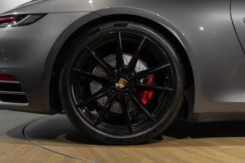 Jantes – PORSCHE – 911 992.1 CARRERA S CAB – 2020 – Gris Quartz – 21 900 km – 450 ch – Flat 6 bi-turbo – Transmission : Automatique – Origine Belgique – Privaty Cars – Achat et vente de supercars d’occasion à La Rochelle