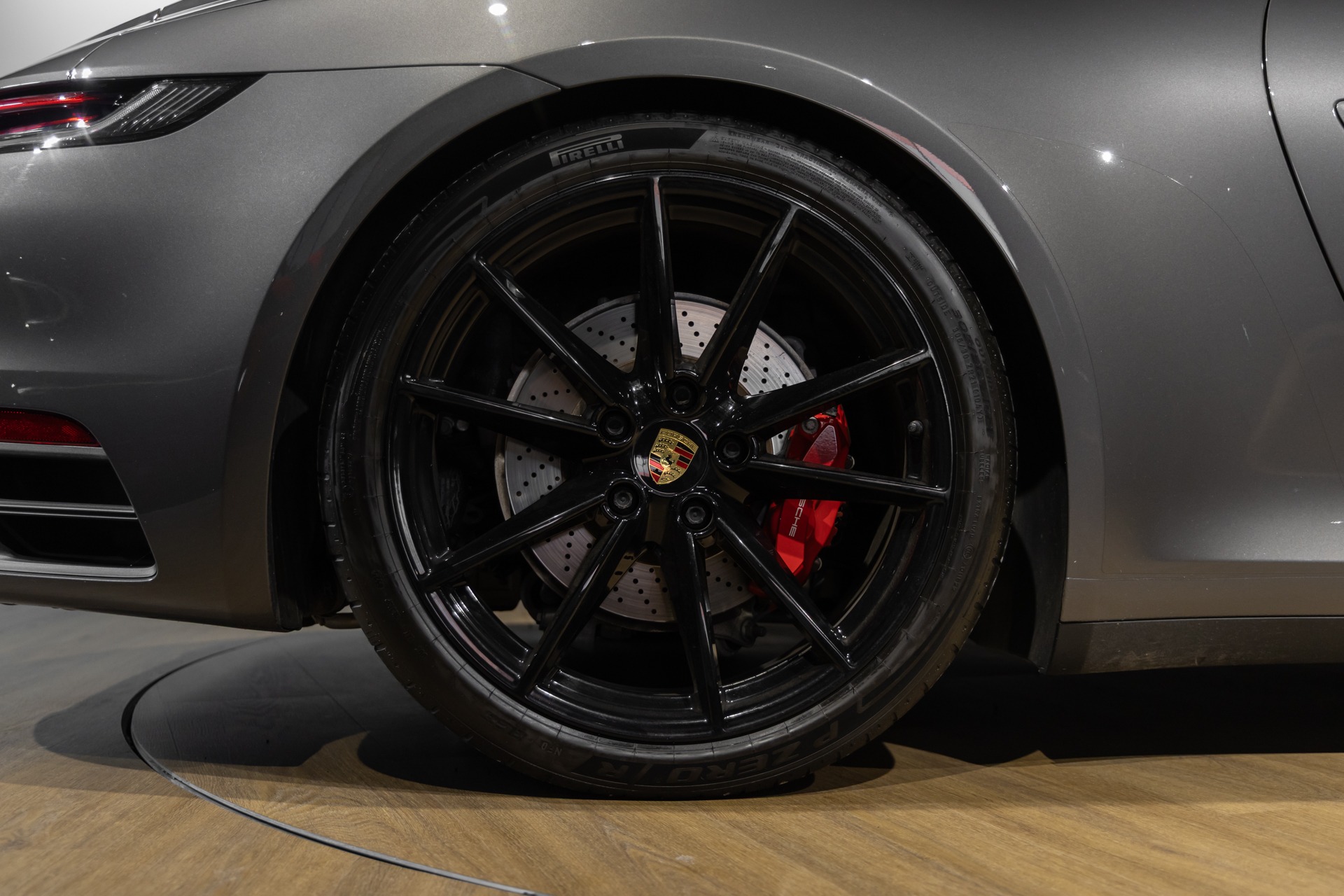 Jantes – PORSCHE – 911 992.1 CARRERA S CAB – 2020 – Gris Quartz – 21 900 km – 450 ch – Flat 6 bi-turbo – Transmission : Automatique – Origine Belgique – Privaty Cars – Achat et vente de supercars d’occasion à La Rochelle