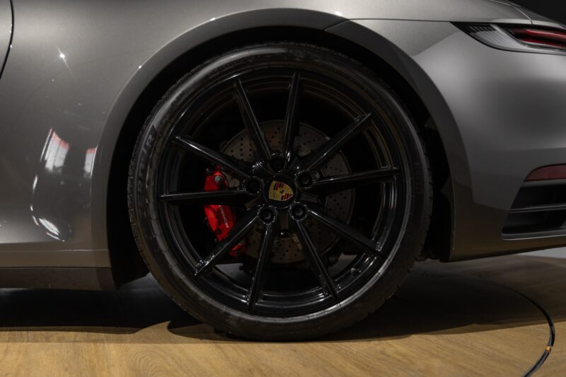 Jantes – PORSCHE – 911 992.1 CARRERA S CAB – 2020 – Gris Quartz – 21 900 km – 450 ch – Flat 6 bi-turbo – Transmission : Automatique – Origine Belgique – Privaty Cars – Commerce de voitures de sport luxe et premium à 2 heures de Paris en TGV