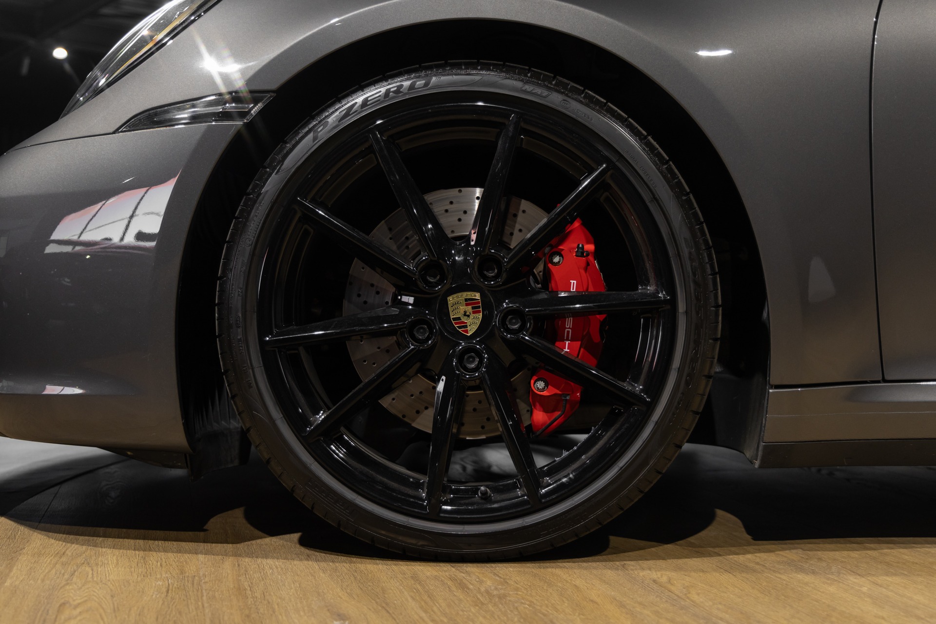 Jantes avec étriers de frein rouges – PORSCHE – 911 992.1 CARRERA S CAB – 2020 – Gris Quartz – 21 900 km – 450 ch – Flat 6 bi-turbo – Transmission : Automatique – Origine Belgique – Privaty Cars – Sélection de véhicules PORSCHE disponibles à La Rochelle