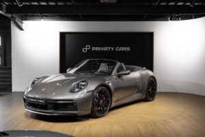 À vendre – PORSCHE – 911 992.1 CARRERA S CAB – 2020 – Gris Quartz – 21 900 km – 450 ch – Flat 6 bi-turbo – Transmission : Automatique – Photo principale – Origine Belgique – Privaty Cars – Showroom de voitures de sport haut de gamme près de Poitiers