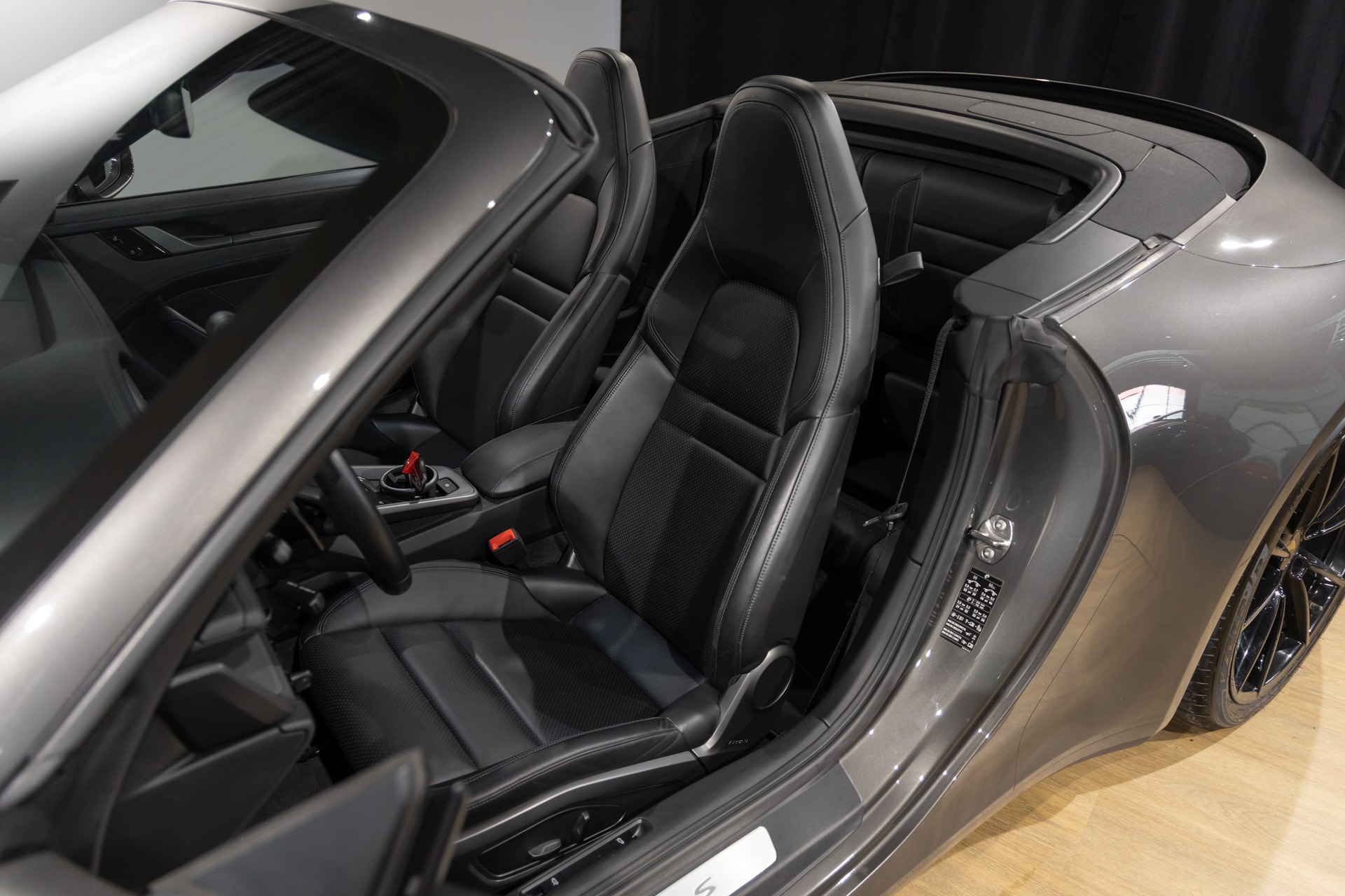 Sièges – PORSCHE – 911 992.1 CARRERA S CAB – 2020 – Gris Quartz – 21 900 km – 450 ch – Flat 6 bi-turbo – Transmission : Automatique – Origine Belgique – Privaty Cars – Achat et vente de véhicules PORSCHE d’occasion entre Bordeaux et Nantes