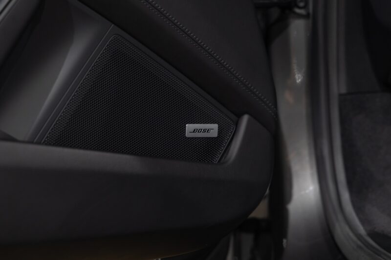 Haut-parleur intégré dans la portière – PORSCHE – 911 992.1 CARRERA S CAB – 2020 – Gris Quartz – 21 900 km – 450 ch – Flat 6 bi-turbo – Transmission : Automatique – Origine Belgique – Privaty Cars – Spécialiste des supercars d’occasion proche de Bordeaux