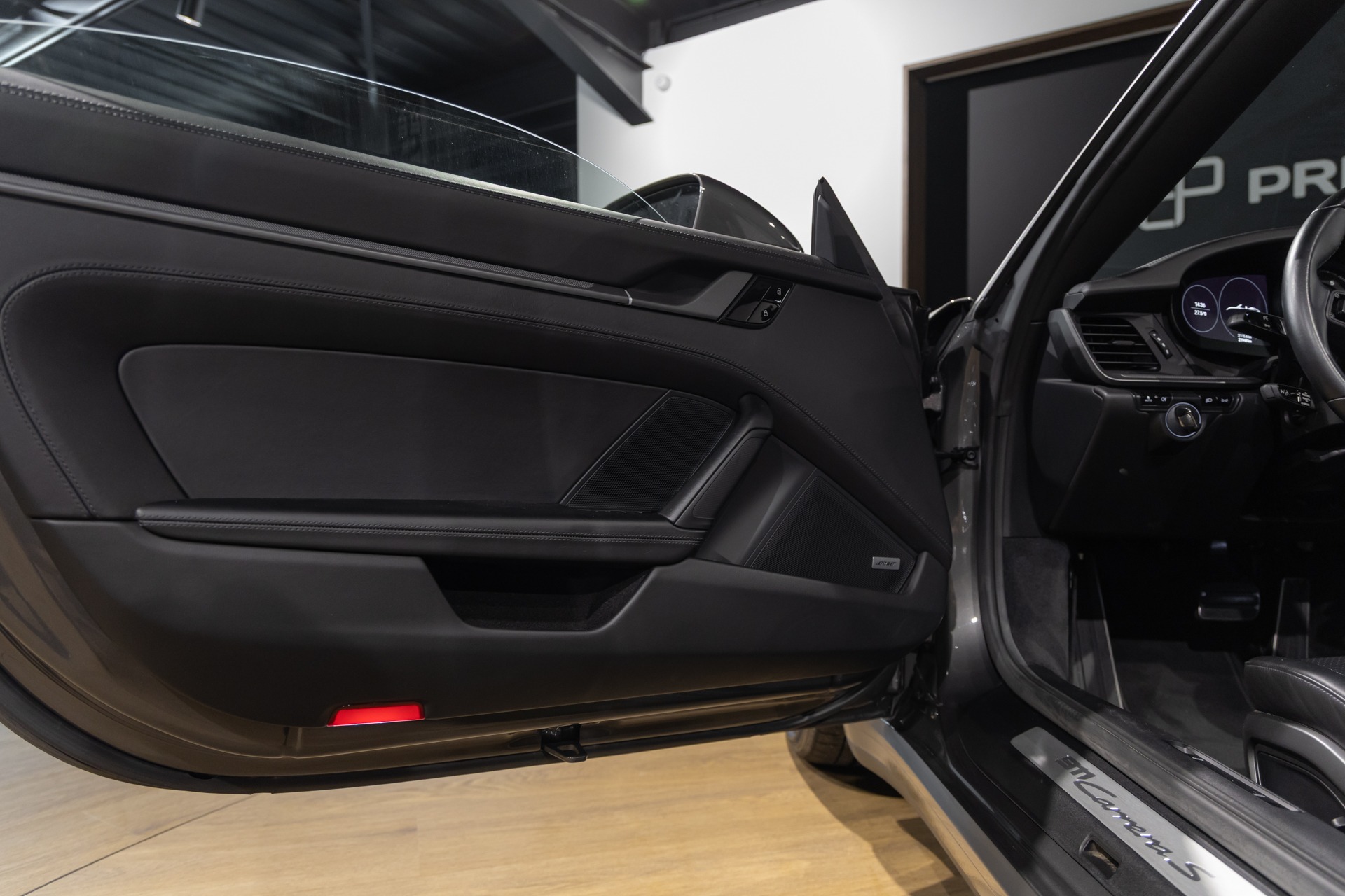 Tableau de bord – PORSCHE – 911 992.1 CARRERA S CAB – 2020 – Gris Quartz – 21 900 km – 450 ch – Flat 6 bi-turbo – Transmission : Automatique – Origine Belgique – Privaty Cars – Dépôt-vente de voitures de sport et véhicules d’exception en Nouvelle-Aquitaine