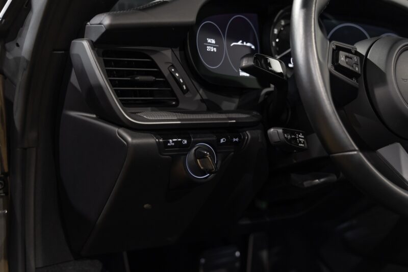 Tableau de bord – PORSCHE – 911 992.1 CARRERA S CAB – 2020 – Gris Quartz – 21 900 km – 450 ch – Flat 6 bi-turbo – Transmission : Automatique – Origine Belgique – Privaty Cars – Dépôt-vente de véhicules PORSCHE proche de Nantes