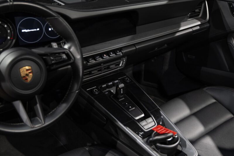 Console centrale avec commandes intégrées – PORSCHE – 911 992.1 CARRERA S CAB – 2020 – Gris Quartz – 21 900 km – 450 ch – Flat 6 bi-turbo – Transmission : Automatique – Origine Belgique – Privaty Cars – Rachat cash de voitures de sport d’occasion dans l’Ouest de la France