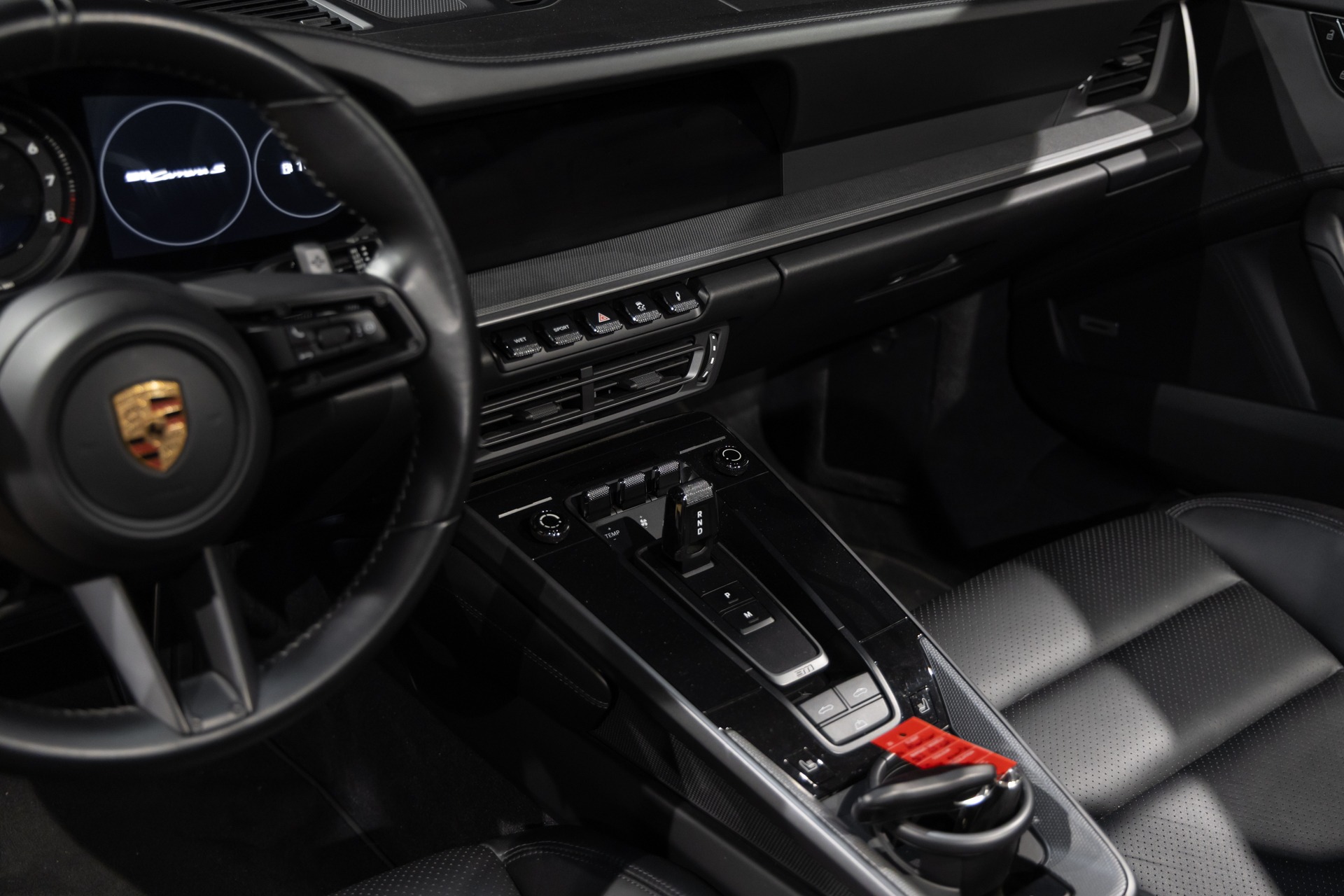 Console centrale avec commandes intégrées – PORSCHE – 911 992.1 CARRERA S CAB – 2020 – Gris Quartz – 21 900 km – 450 ch – Flat 6 bi-turbo – Transmission : Automatique – Origine Belgique – Privaty Cars – Rachat cash de voitures de sport d’occasion dans l’Ouest de la France