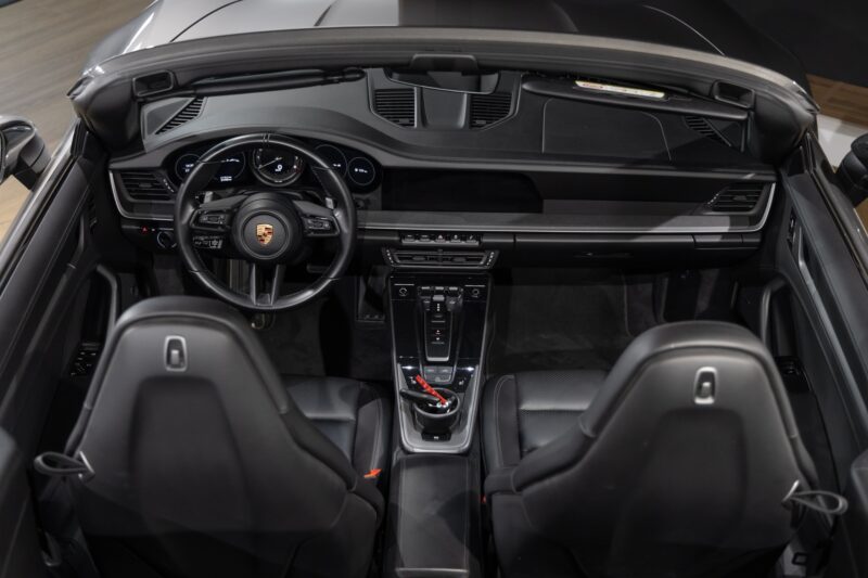 Tableau de bord – PORSCHE – 911 992.1 CARRERA S CAB – 2020 – Gris Quartz – 21 900 km – 450 ch – Flat 6 bi-turbo – Transmission : Automatique – Origine Belgique – Privaty Cars – Spécialiste des supercars d’occasion à 2 heures de Paris en TGV