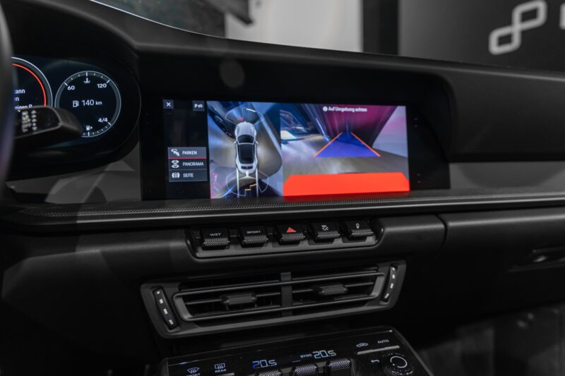 Écran central avec affichage multimédia – PORSCHE – 911 992.1 CARRERA S CAB – 2020 – Gris Quartz – 21 900 km – 450 ch – Flat 6 bi-turbo – Transmission : Automatique – Origine Belgique – Privaty Cars – Dépôt-vente sécurisé de véhicules de prestige en Charente-Maritime