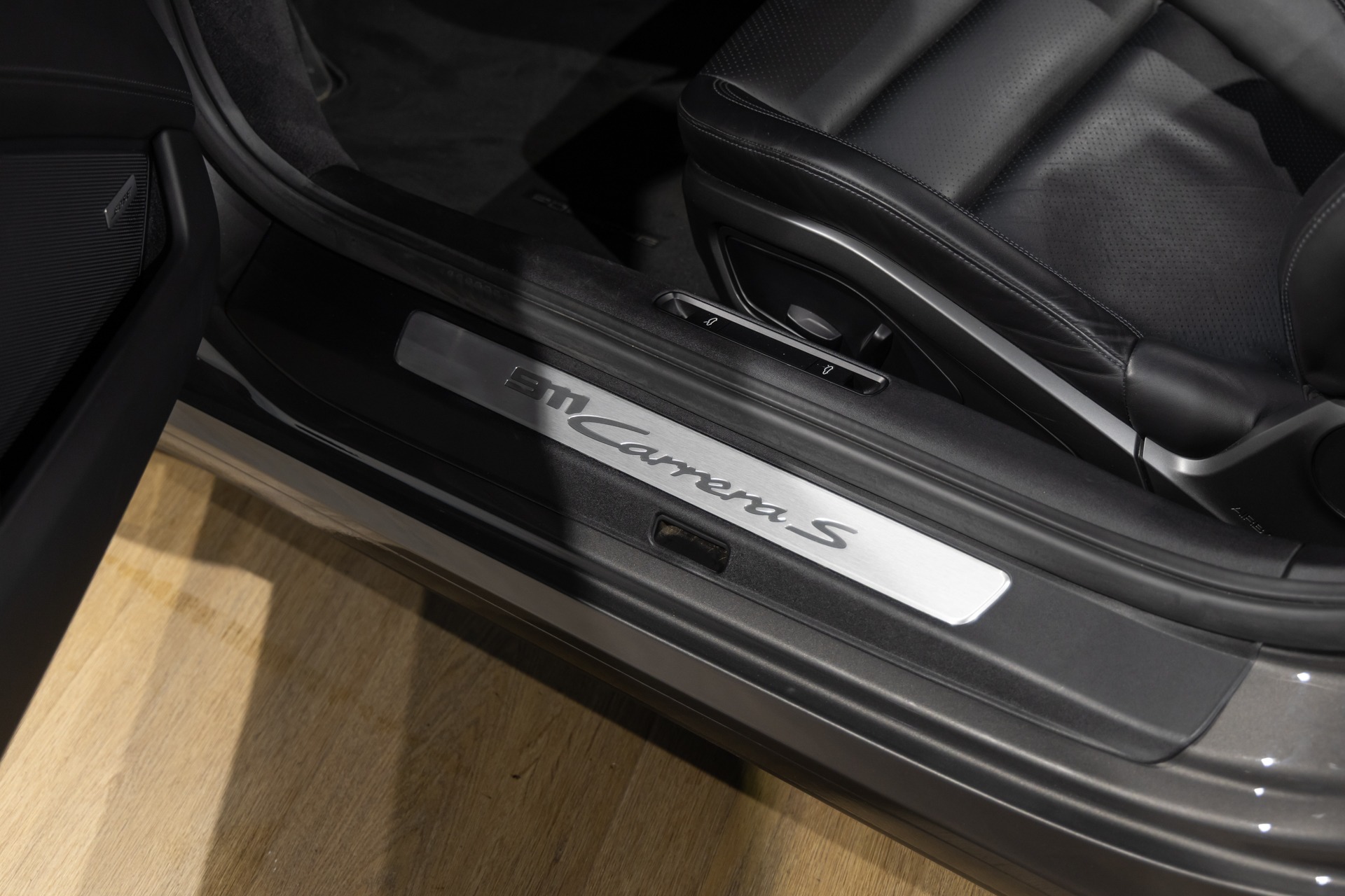 Seuil de porte en aluminium poli – PORSCHE – 911 992.1 CARRERA S CAB – 2020 – Gris Quartz – 21 900 km – 450 ch – Flat 6 bi-turbo – Transmission : Automatique – Origine Belgique – Privaty Cars – Importation de véhicules de prestige et sportifs entre Bordeaux et Nantes