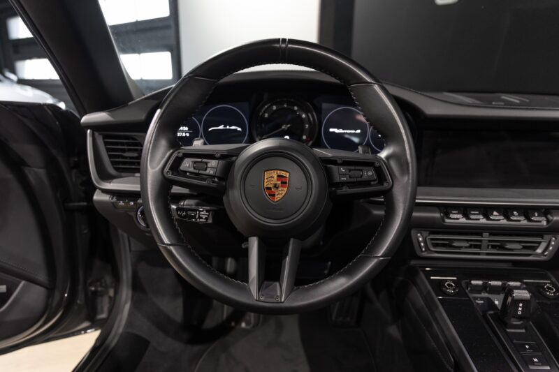 Volant – PORSCHE – 911 992.1 CARRERA S CAB – 2020 – Gris Quartz – 21 900 km – 450 ch – Flat 6 bi-turbo – Transmission : Automatique – Origine Belgique – Privaty Cars – Estimation et rachat de véhicules haut de gamme entre Bordeaux et Nantes