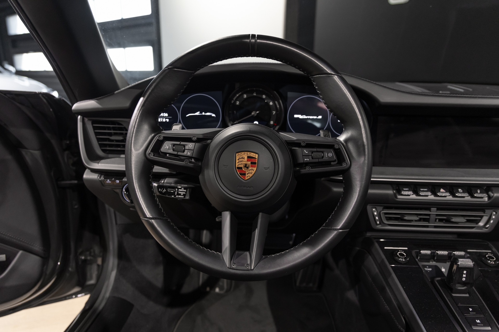 Volant – PORSCHE – 911 992.1 CARRERA S CAB – 2020 – Gris Quartz – 21 900 km – 450 ch – Flat 6 bi-turbo – Transmission : Automatique – Origine Belgique – Privaty Cars – Estimation et rachat de véhicules haut de gamme entre Bordeaux et Nantes