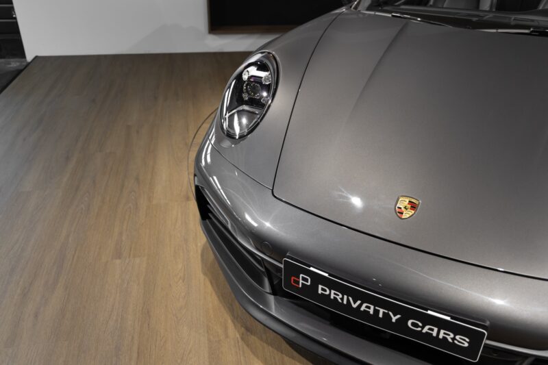 À vendre – PORSCHE – 911 992.1 CARRERA S CAB – 2020 – Gris Quartz – 21 900 km – 450 ch – Flat 6 bi-turbo – Transmission : Automatique – Vue principale – Origine Belgique – Privaty Cars – Spécialiste indépendant Porsche, Ferrari et McLaren près de Niort