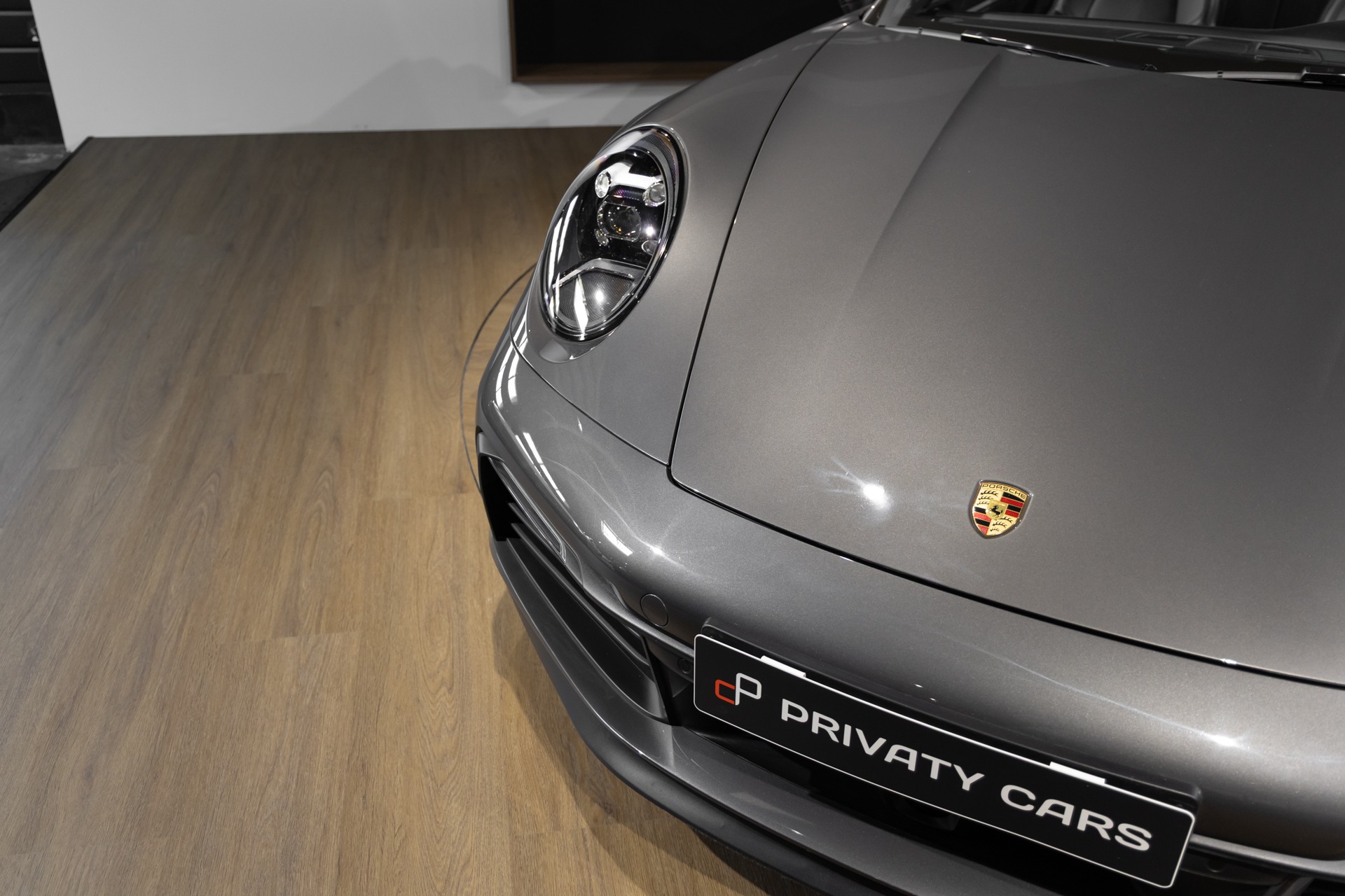 À vendre – PORSCHE – 911 992.1 CARRERA S CAB – 2020 – Gris Quartz – 21 900 km – 450 ch – Flat 6 bi-turbo – Transmission : Automatique – Vue principale – Origine Belgique – Privaty Cars – Spécialiste indépendant Porsche, Ferrari et McLaren près de Niort