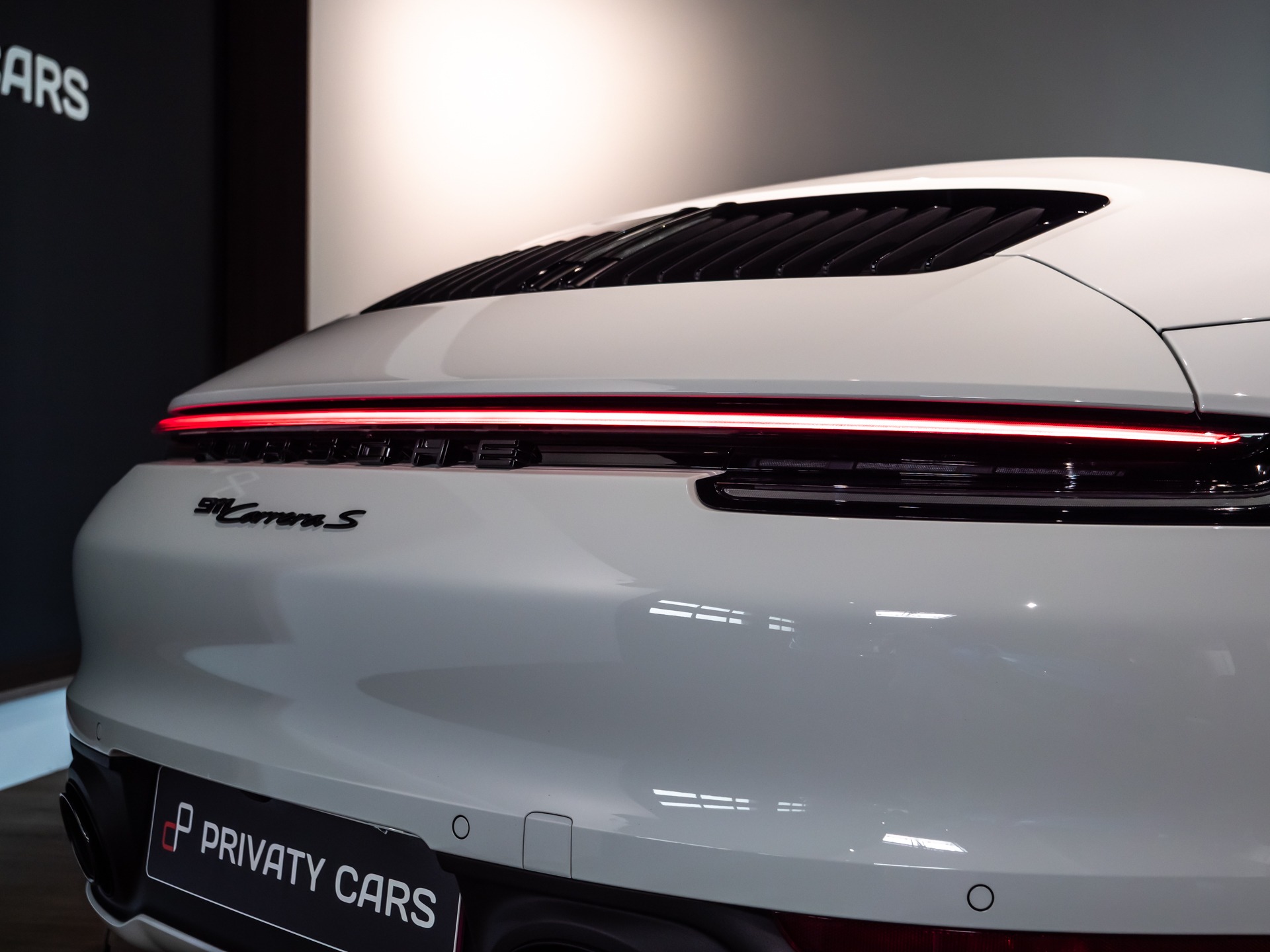 Feu arrière avec bande lumineuse – PORSCHE – 911 992.1 S Cabriolet – 2020 – Blanc – 16 900 km – 450 ch – Flat 6 bi-turbo – Transmission : séquentielle – Origine Allemagne – Privaty Cars – Négoce de véhicules GT et sportives d’exception en Nouvelle-Aquitaine