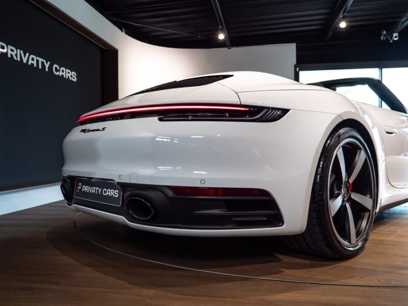 Vue arrière avec feux LED – PORSCHE – 911 992.1 S Cabriolet – 2020 – Blanc – 16 900 km – 450 ch – Flat 6 bi-turbo – Transmission : séquentielle – Origine Allemagne – Privaty Cars – Showroom de voitures de sport haut de gamme à 2 heures de Paris en TGV