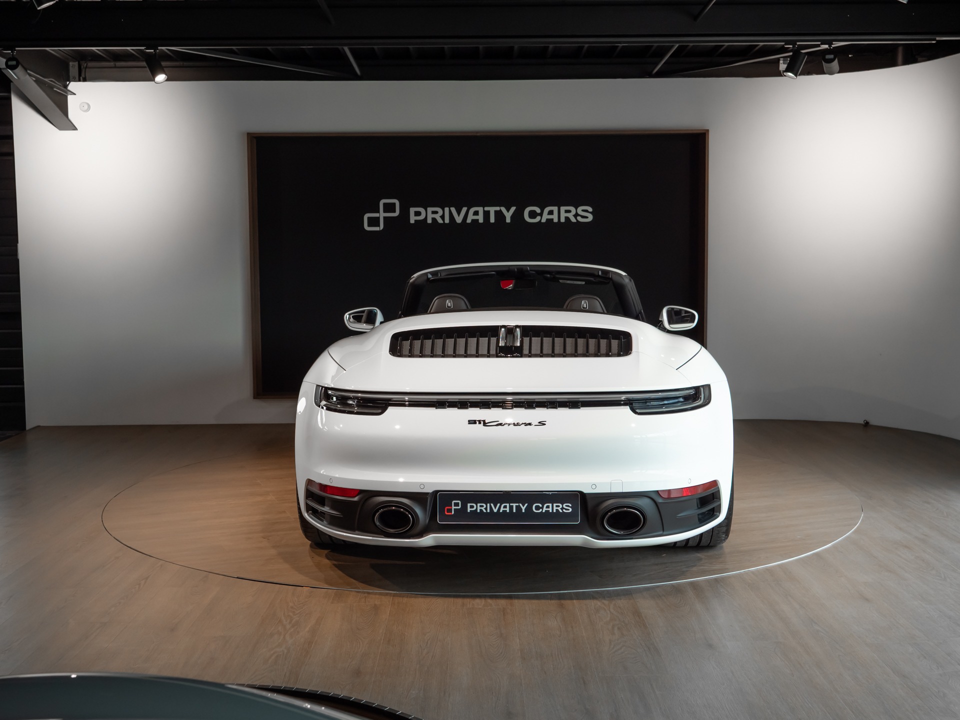 Vue arrière avec double sortie d'échappement – PORSCHE – 911 992.1 S Cabriolet – 2020 – Blanc – 16 900 km – 450 ch – Flat 6 bi-turbo – Transmission : séquentielle – Origine Allemagne – Privaty Cars – Recherche personnalisée de modèles PORSCHE en Charente-Maritime
