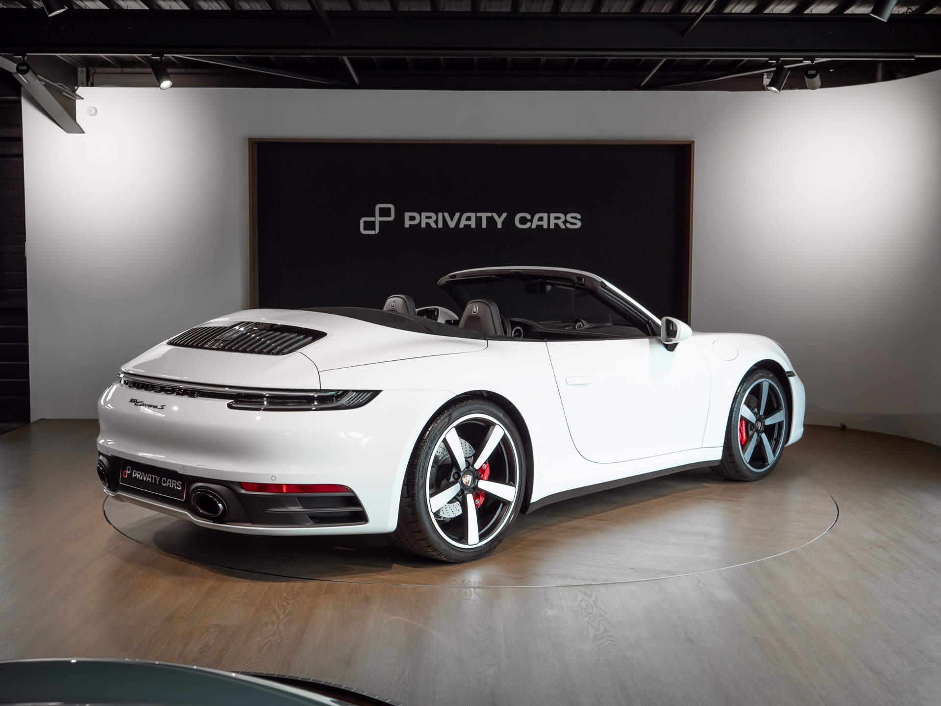 Vue arrière avec capot moteur ajouré – PORSCHE – 911 992.1 S Cabriolet – 2020 – Blanc – 16 900 km – 450 ch – Flat 6 bi-turbo – Transmission : séquentielle – Origine Allemagne – Privaty Cars – Dépôt-vente de voitures de sport et véhicules d’exception dans l’Ouest de la France