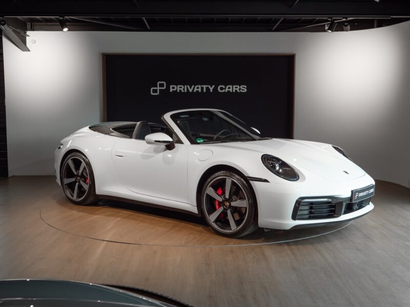 Vue latérale avec toit replié – PORSCHE – 911 992.1 S Cabriolet – 2020 – Blanc – 16 900 km – 450 ch – Flat 6 bi-turbo – Transmission : séquentielle – Origine Allemagne – Privaty Cars – Rachat immédiat de véhicules de prestige à 2 heures de Paris en TGV