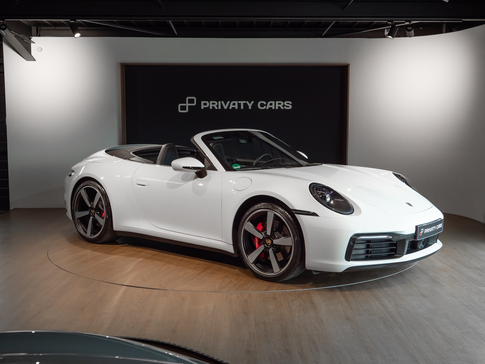 Vue latérale avec toit replié – PORSCHE – 911 992.1 S Cabriolet – 2020 – Blanc – 16 900 km – 450 ch – Flat 6 bi-turbo – Transmission : séquentielle – Origine Allemagne – Privaty Cars – Rachat immédiat de véhicules de prestige à 2 heures de Paris en TGV