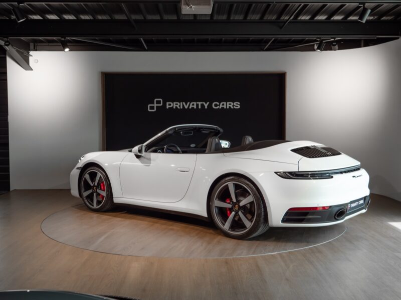 Vue arrière avec capote repliée – PORSCHE – 911 992.1 S Cabriolet – 2020 – Blanc – 16 900 km – 450 ch – Flat 6 bi-turbo – Transmission : séquentielle – Origine Allemagne – Privaty Cars – Expertise et vente de modèles Super Sport à 2 heures de Paris en TGV