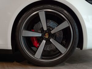 Jantes – PORSCHE – 911 992.1 S Cabriolet – 2020 – Blanc – 16 900 km – 450 ch – Flat 6 bi-turbo – Transmission : séquentielle – Origine Allemagne – Privaty Cars – Achat et vente de voitures de sport d’occasion proche de Nantes