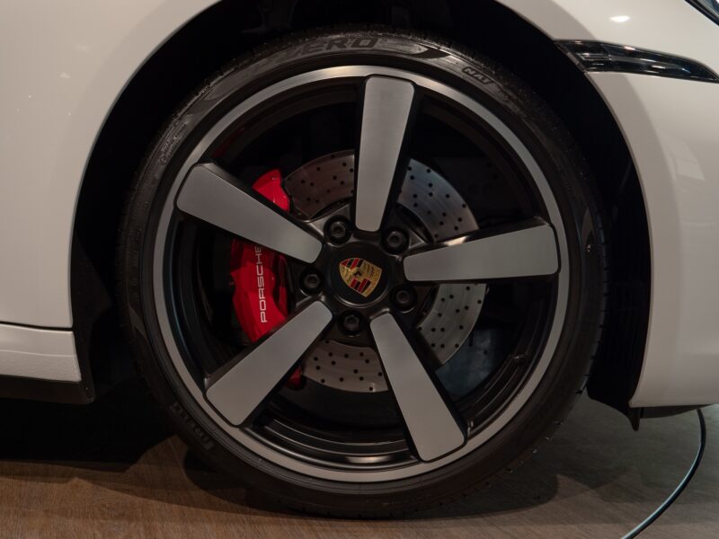 Jantes – PORSCHE – 911 992.1 S Cabriolet – 2020 – Blanc – 16 900 km – 450 ch – Flat 6 bi-turbo – Transmission : séquentielle – Origine Allemagne – Privaty Cars – Expert des voitures de prestige d’occasion en Nouvelle-Aquitaine