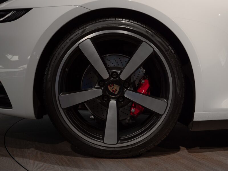 Jantes avec étriers de frein rouges – PORSCHE – 911 992.1 S Cabriolet – 2020 – Blanc – 16 900 km – 450 ch – Flat 6 bi-turbo – Transmission : séquentielle – Origine Allemagne – Privaty Cars – Rachat de Porsche et Ferrari d’occasion près de Niort