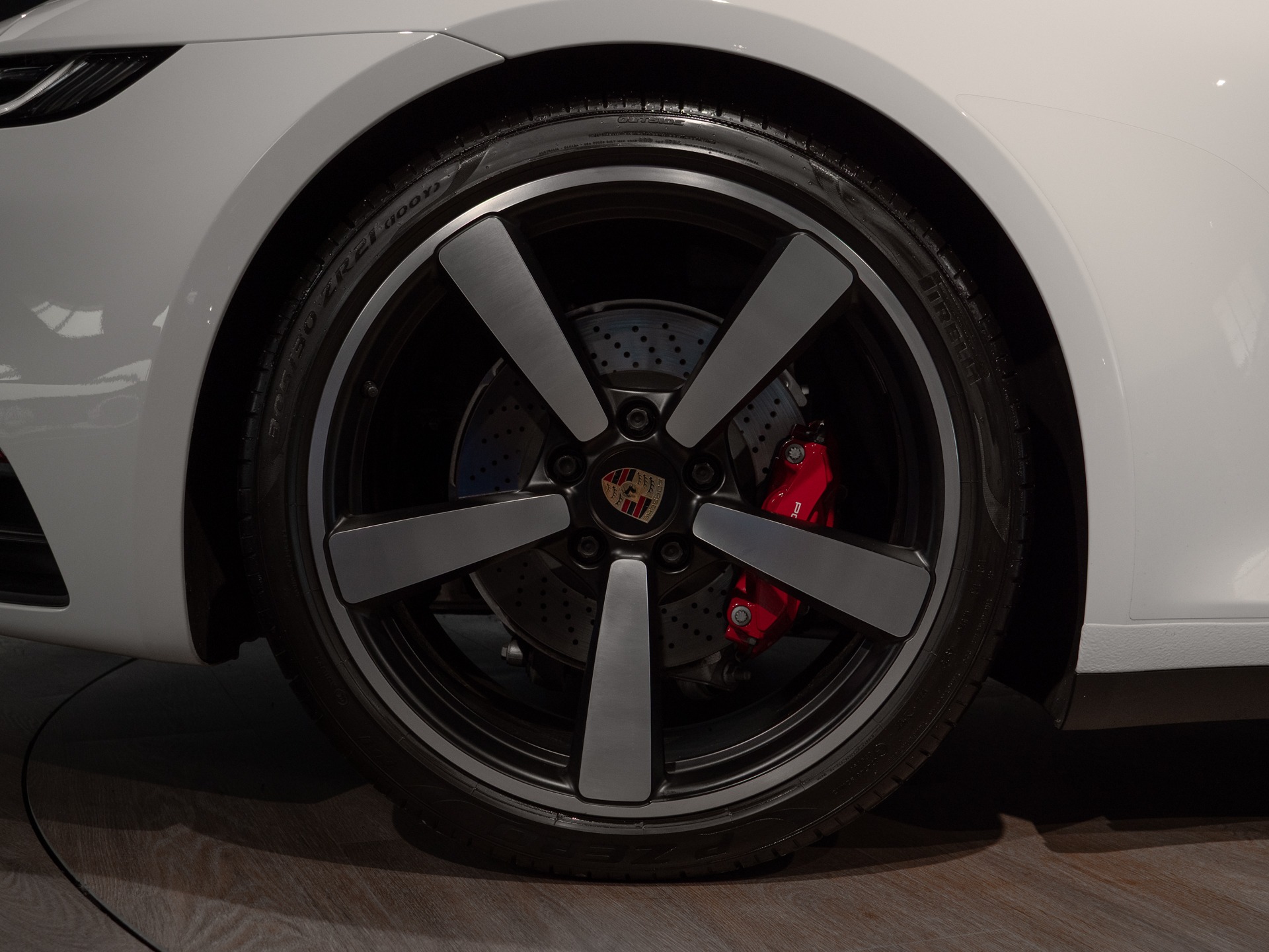 Jantes avec étriers de frein rouges – PORSCHE – 911 992.1 S Cabriolet – 2020 – Blanc – 16 900 km – 450 ch – Flat 6 bi-turbo – Transmission : séquentielle – Origine Allemagne – Privaty Cars – Rachat de Porsche et Ferrari d’occasion près de Niort