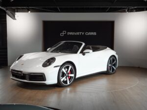 À vendre – PORSCHE – 911 992.1 S Cabriolet – 2020 – Blanc – 16 900 km – 450 ch – Flat 6 bi-turbo – Transmission : séquentielle – Photo principale – Origine Allemagne – Privaty Cars – Spécialiste des voitures de luxe d’occasion dans l’Ouest de la France