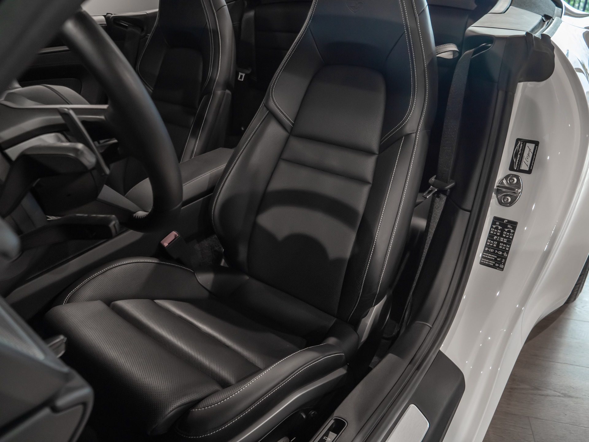 Sièges – PORSCHE – 911 992.1 S Cabriolet – 2020 – Blanc – 16 900 km – 450 ch – Flat 6 bi-turbo – Transmission : séquentielle – Origine Allemagne – Privaty Cars – Showroom de voitures de sport haut de gamme en Charente-Maritime