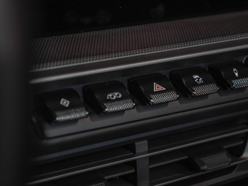 Commandes de climatisation et boutons de fonction – PORSCHE – 911 992.1 S Cabriolet – 2020 – Blanc – 16 900 km – 450 ch – Flat 6 bi-turbo – Transmission : séquentielle – Origine Allemagne – Privaty Cars – Spécialiste PORSCHE d’occasion à 2 heures de Paris en TGV