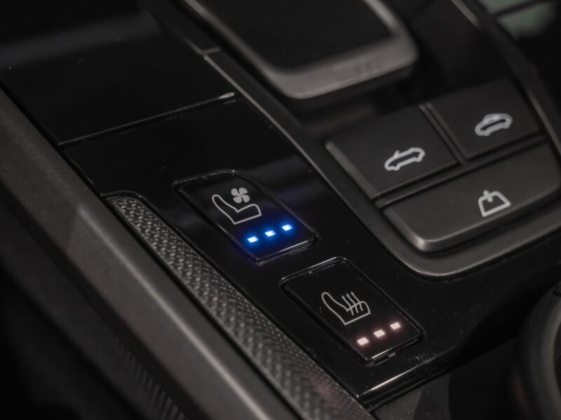Commandes de climatisation et chauffage – PORSCHE – 911 992.1 S Cabriolet – 2020 – Blanc – 16 900 km – 450 ch – Flat 6 bi-turbo – Transmission : séquentielle – Origine Allemagne – Privaty Cars – Spécialiste des sportives d’occasion dans l’Ouest de la France