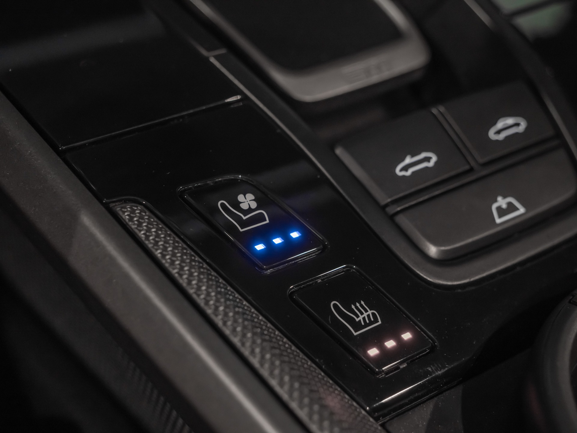 Commandes de climatisation et chauffage – PORSCHE – 911 992.1 S Cabriolet – 2020 – Blanc – 16 900 km – 450 ch – Flat 6 bi-turbo – Transmission : séquentielle – Origine Allemagne – Privaty Cars – Spécialiste des sportives d’occasion dans l’Ouest de la France