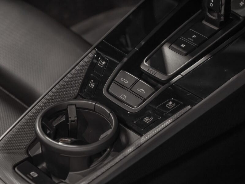 Console centrale avec commandes intégrées – PORSCHE – 911 992.1 S Cabriolet – 2020 – Blanc – 16 900 km – 450 ch – Flat 6 bi-turbo – Transmission : séquentielle – Origine Allemagne – Privaty Cars – Vente de voitures de sport d’occasion en Nouvelle-Aquitaine