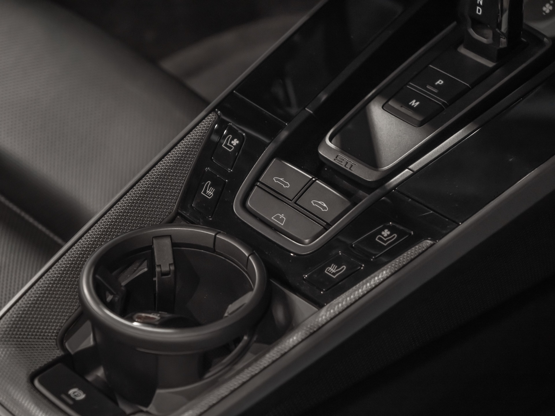 Console centrale avec commandes intégrées – PORSCHE – 911 992.1 S Cabriolet – 2020 – Blanc – 16 900 km – 450 ch – Flat 6 bi-turbo – Transmission : séquentielle – Origine Allemagne – Privaty Cars – Vente de voitures de sport d’occasion en Nouvelle-Aquitaine