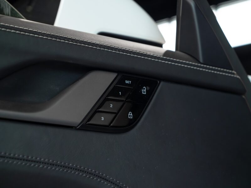 Commandes de réglage des sièges – PORSCHE – 911 992.1 S Cabriolet – 2020 – Blanc – 16 900 km – 450 ch – Flat 6 bi-turbo – Transmission : séquentielle – Origine Allemagne – Privaty Cars – Recherche personnalisée de modèles PORSCHE à La Rochelle